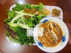 Cá tươi với rau rừng và sứa mắm nhĩ tại Quảng Nam