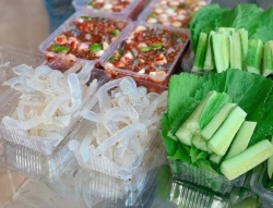 Cá và rau rừng mới về còn tươi rói tại Quảng Nam