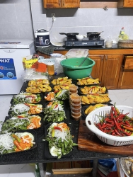 Gà Ủ Muối Kèm Rau Nước Chấm Đầy Về Chỉ Việc Dùng tại Quảng Nam