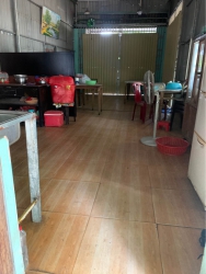 Chủ cần bán gấp lô đất 98m2 ngang 5.5 mặt đường trường chinh giá 2 tỷ 5. Sổ đang cầm tại ngân hàng 2 tỷ 1 cần hỗ trợ lấy sổ về. Tặng cái quán trên đất. Liên hệ ngay 0386141615 tại Quảng Nam
