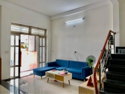 Nhà 2 tầng 5 phòng ngủ, sân rộng để xe tải, khu dân trí cao tại Quảng Nam