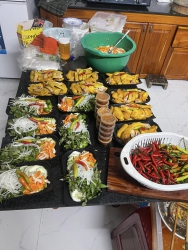 Gà Ủ Muối kèm rau nước chấm đầy về chỉ việc dùng tại Quảng Nam