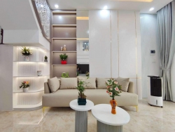 Nhà 3 tầng gần đường, ôtô đậu trước nhà tại Quảng Nam