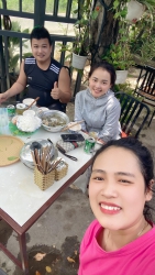 Sáng giờ bận tối mắt, vừa ship vừa bán ăn tại quán, giờ e rảnh rồi nè, ăn gì e ship hoặc ghé quán ngồi mát rượi luôn tại Quảng Nam