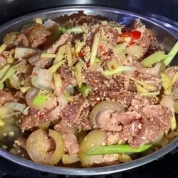 Thịt heo rừng lai có vị giòn, dai đặc trưng, thơm ngon và thích hợp để chế biến nhiều món tại Quảng Nam