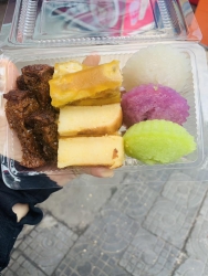 E còn 1 ổ bò nấm, 4 mix như hình, 1 hộp bò rê tre, 1 hộp chuối. Ăn gì ới em ship liền nhé tại Quảng Nam