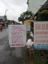 Mọi người mua bao chống bão tại Ngã Ba Cây Sợp Điện Minh tại Quảng Nam