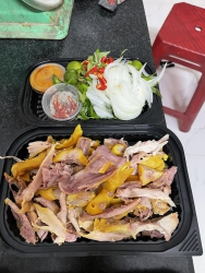 Một Phần Salad Gà Còn Lại tại Quảng Nam