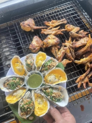 Phố lên đèn minh lên đồ thưởng thức Hàu nướng ah. tại Quảng Nam